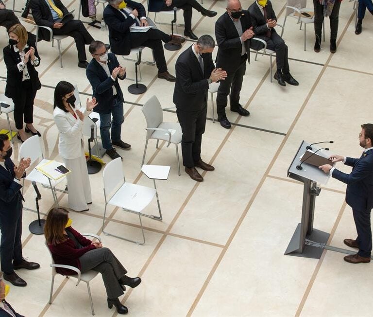 La derrota de Aragonés abre dos meses de interinidad en Cataluña