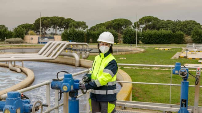Operaria de Suez en Edar Cambrels en el Día Mundial del Agua Operaria de Suez en Edar Cambrels en el Día Mundial del Agua