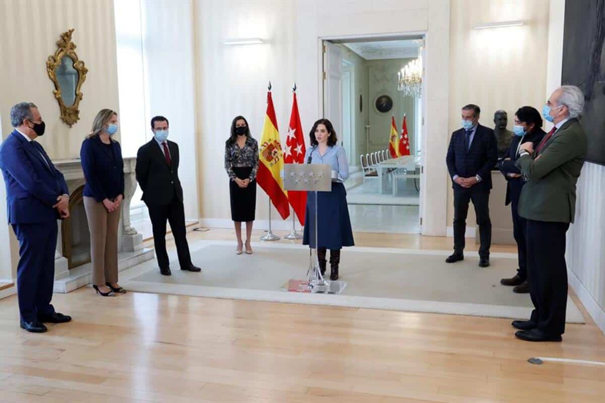 Isabel Díaz Ayuso con su equipo en rueda de prensa para convocar las elecciones en Madrid el 4 de mayo de 2021