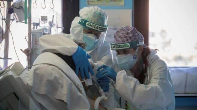 Una doctora y una enfermera de la Unidad de Cuidados Intensivos del Hospital Morales Meseguer de Murcia cambian el respirador a un paciente ingresado por coronavirus.