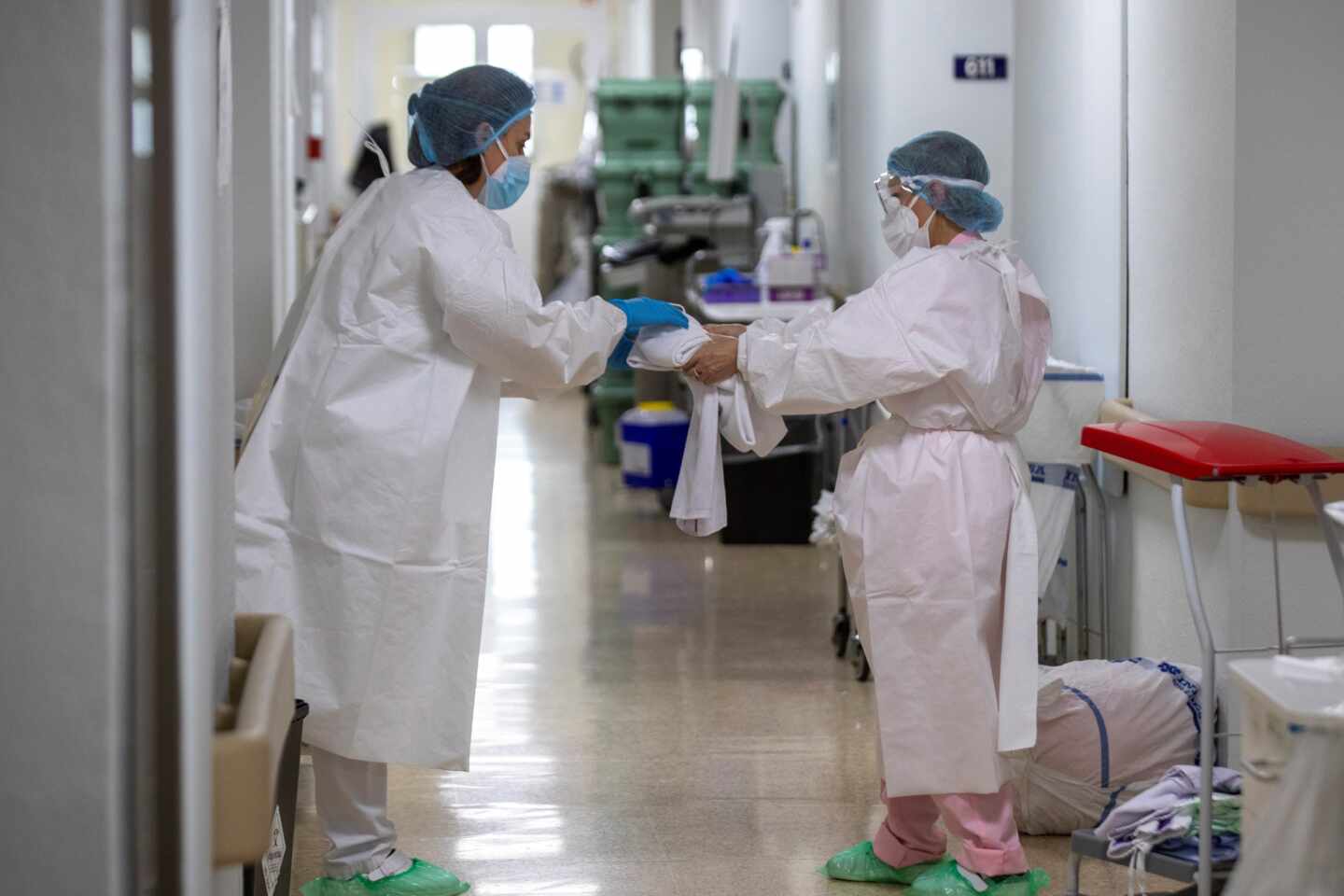 Personal sanitario protegido con EPIs en la planta covid del Hospital Universitario de Álava -Txagorritxu.