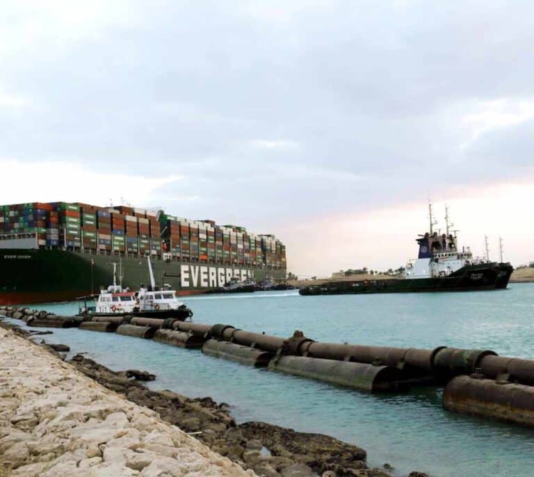 Desencallan el buque Ever Given que taponaba el Canal de Suez