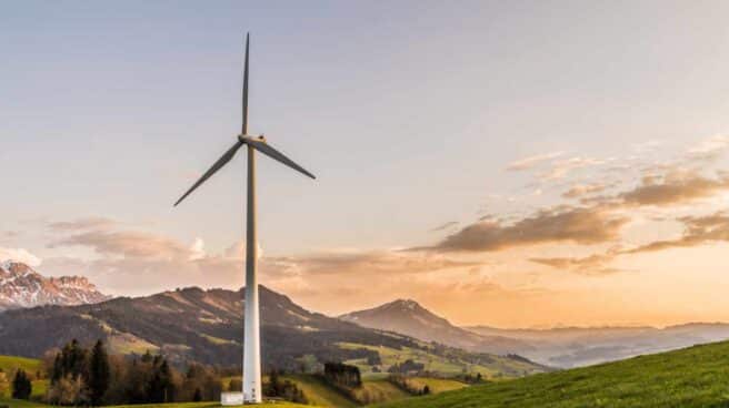 Energía eólica producida por un molino de viento en la montaña