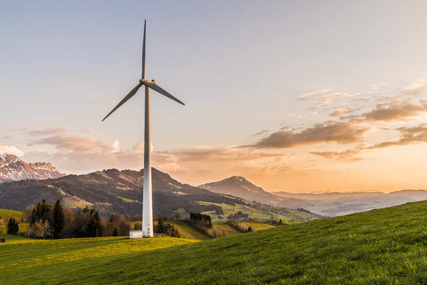 Energía eólica producida por un molino de viento en la montaña