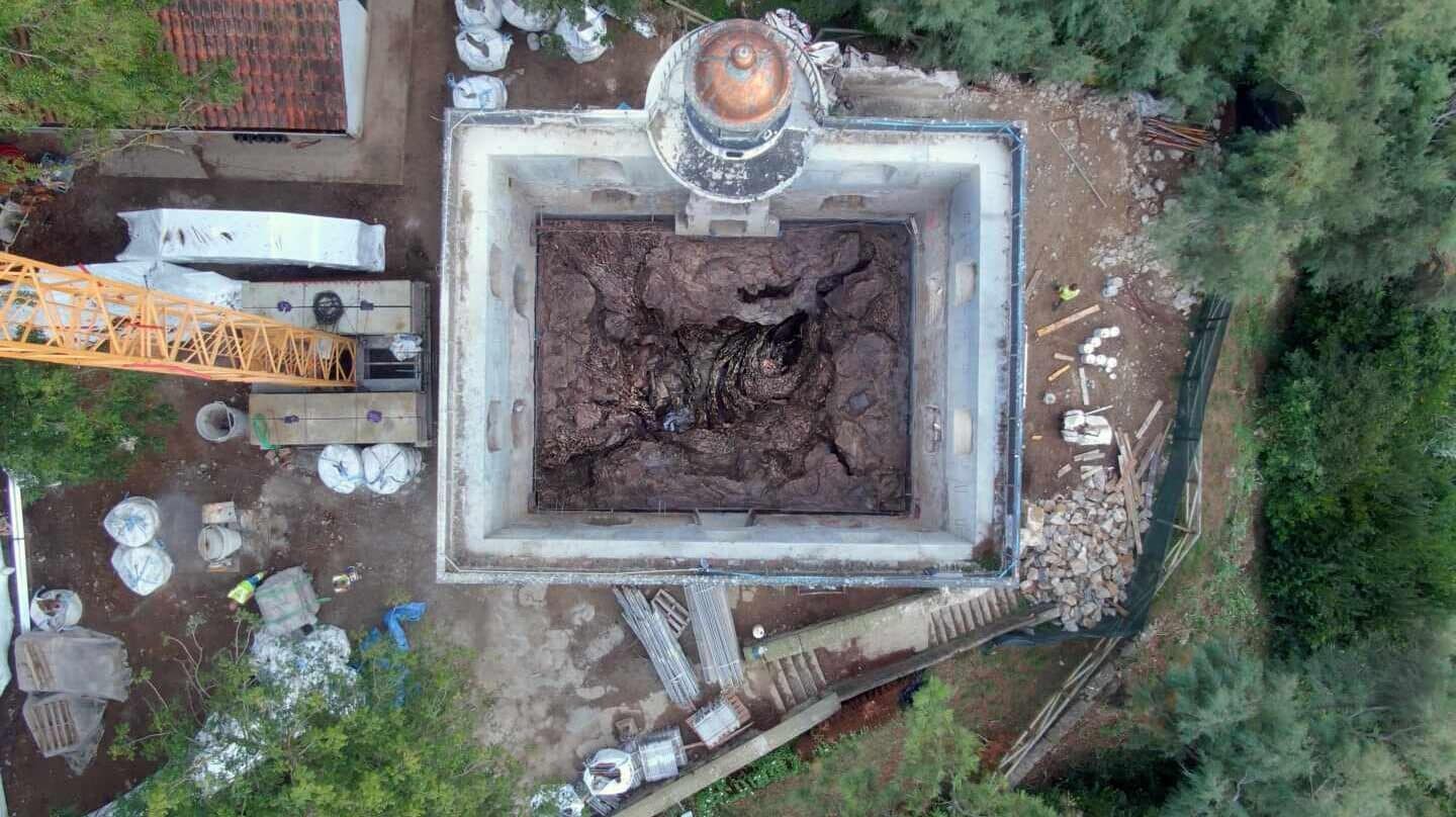 escultura de Cristina Iglesias en isla santa clara de San sebastian a vista de dron