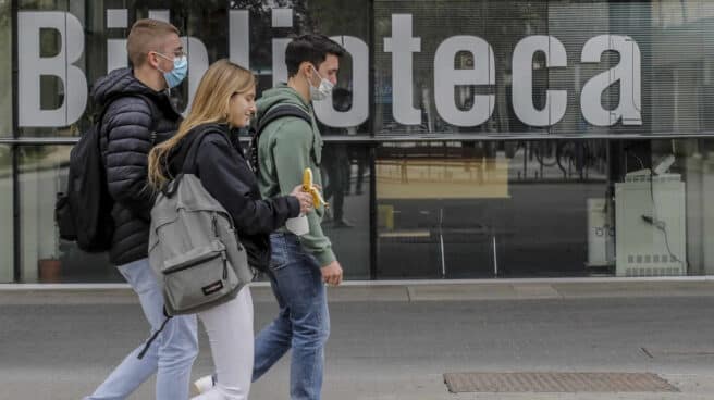 España registra la peor cifra de paro juvenil desde el inicio de la pandemia Varios estudiantes caminan en las inmediaciones de la Universidad de Valencia