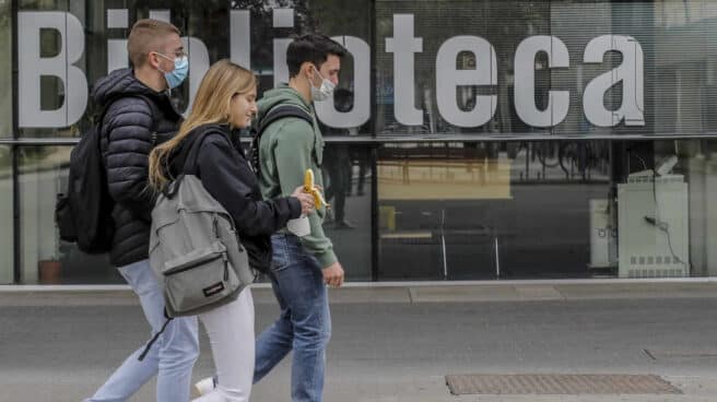 Varios estudiantes caminan en las inmediaciones de la Universidad de Valencia