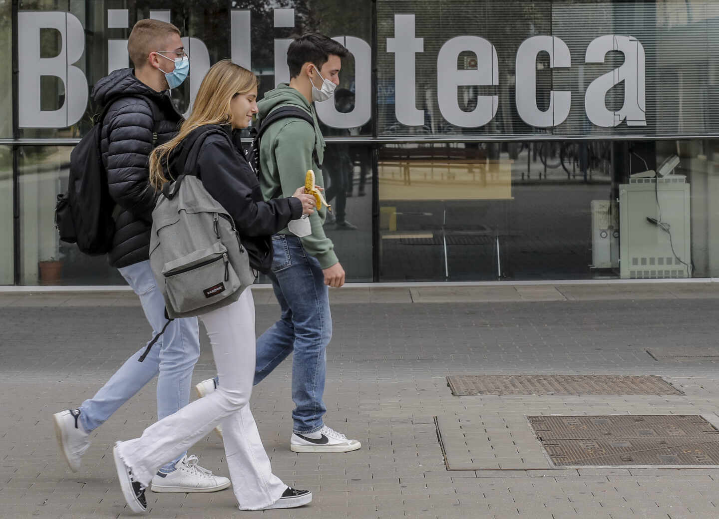 Varios estudiantes caminan en las inmediaciones de la Universidad de Valencia