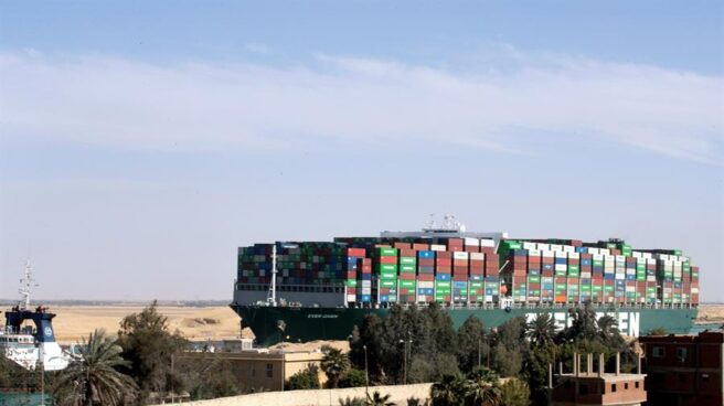 Desencallado totalmente el buque Ever Given en el Canal de Suez. El buque Ever Given ya navega por el Canal de Suez.