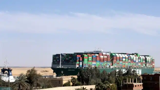 El 'Ever Given' ya navega tras seis días bloqueando el estratégico Canal de Suez