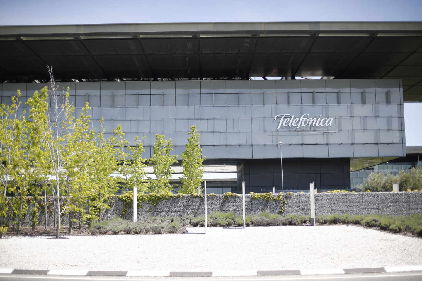 Vista exterior del edificio de la sede de Telefónica, situado en la Ronda de la Comunicación de Madrid