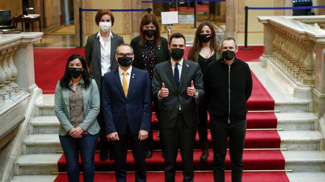 Miembros de la mesa querellados por desobediencia posan en el Parlament