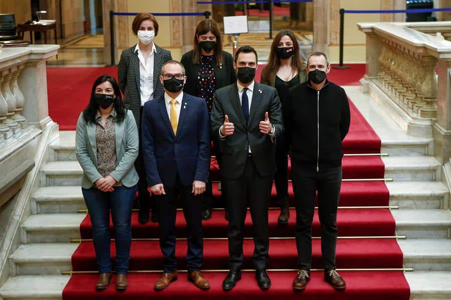 Miembros de la mesa querellados por desobediencia posan en el Parlament