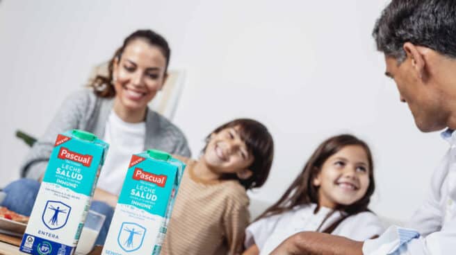Familia disfrutando de leche Pascual y sus beneficios nutritivos, para el sistema inmunológico y todo el organismo