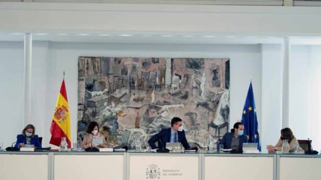 Consejo de Gobierno El jefe del Ejecutivo, Pedro Sánchez (c), preside el Consejo de Ministros acompañado por sus vicepresidentes Nadia Calviño (i), Carmen Calvo (2i), Pablo Iglesias y Teresa Ribera (d) el martes en el complejo de La Moncloa.