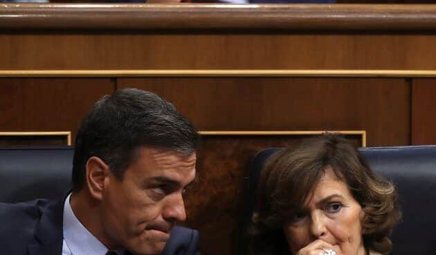 Pedro Sánchez y Carmen Calvo, sin mascarillas, en una imagen de archivo en el Congreso