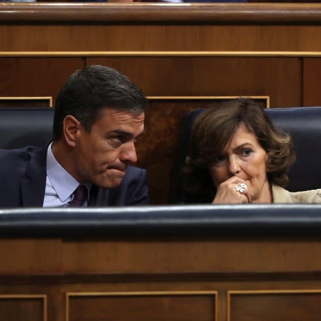 Pedro Sánchez y Carmen Calvo, sin mascarillas, en una imagen de archivo en el Congreso