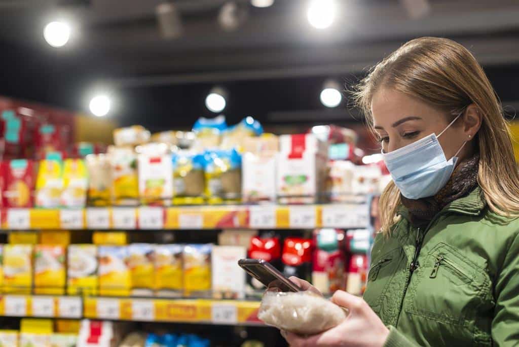 Una mujer en un supermercado durante la pandemia.