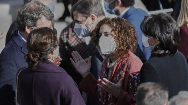 La ministra de Hacienda, María Jesús Montero, conversa con la presidenta de la Comunidad de Madrid, Isabel Díaz Ayuso. La ministra de Hacienda, María Jesús Montero, conversa con la presidenta de la Comunidad de Madrid, Isabel Díaz Ayuso.