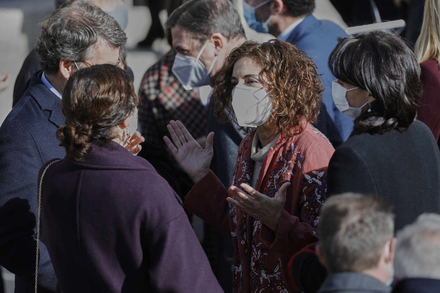 La ministra de Hacienda, María Jesús Montero, conversa con la presidenta de la Comunidad de Madrid, Isabel Díaz Ayuso.