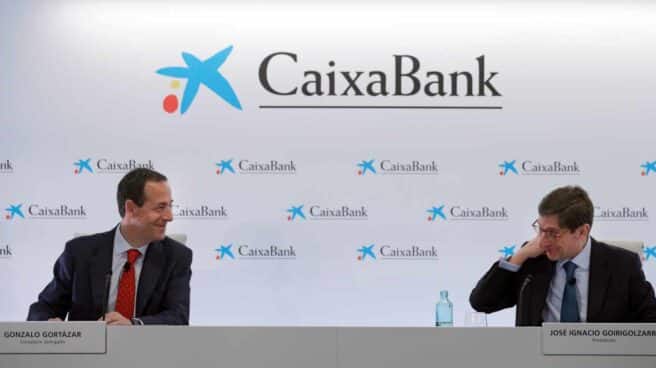 El nuevo presidente de CaixaBank, José Ignacio Goirigolzarri, (d) y el consejero delegado de la entidad, Gonzalo Gortázar