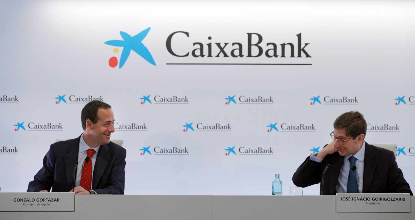 El nuevo presidente de CaixaBank, José Ignacio Goirigolzarri, (d) y el consejero delegado de la entidad, Gonzalo Gortázar