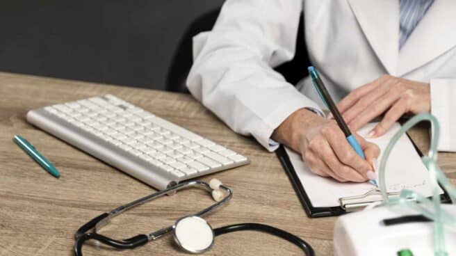 Un médico durante una cita de telemedicina de una teleco OficinaImagen de recurso de una doctora en una visita virtual de médico.