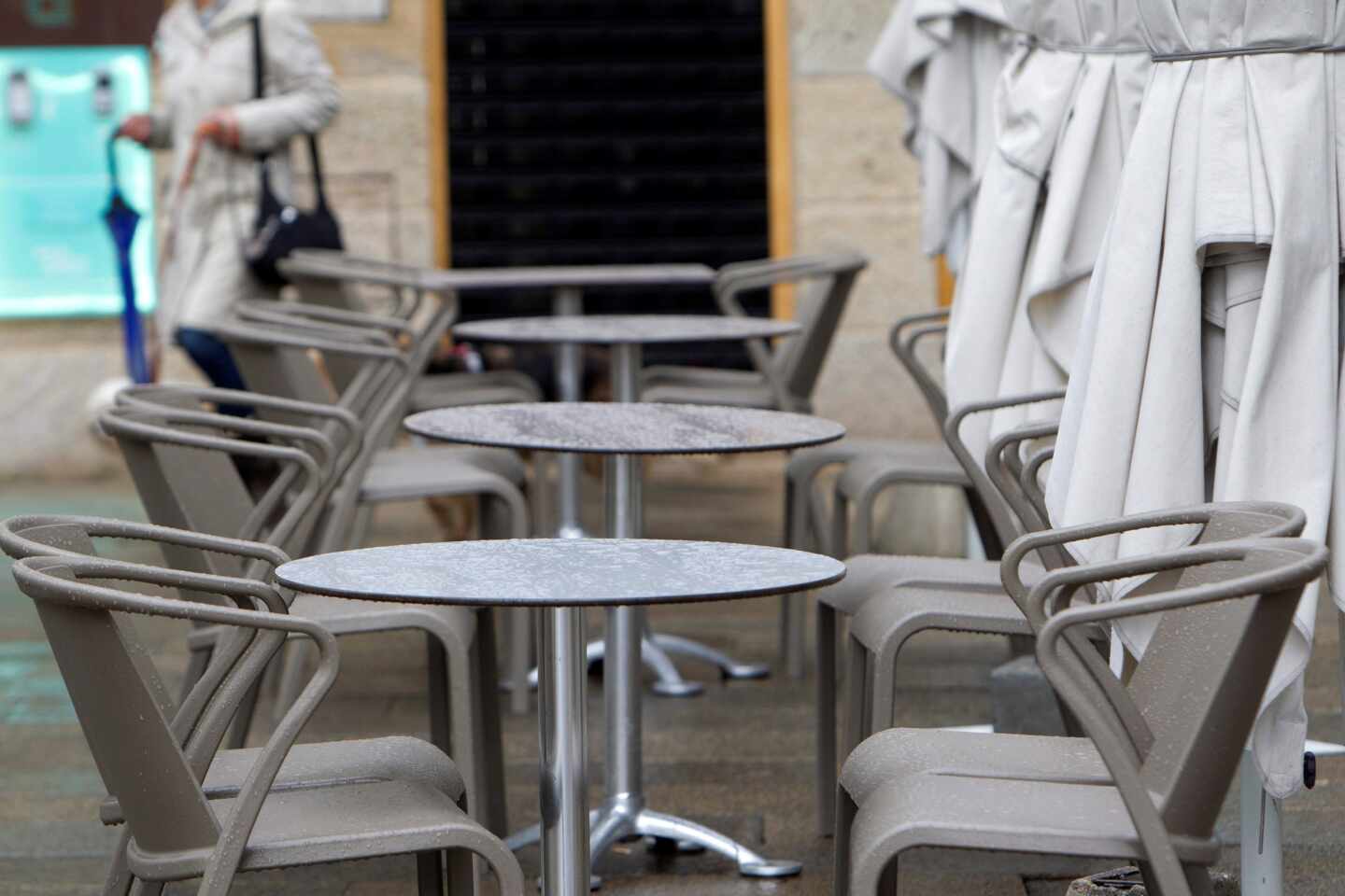 Una terraza de un bar vacía en Vigo.