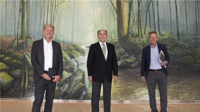 El presidente de Iberdrola, Ignacio Galán, junto al CEO del Grupo Volkswagen, Herbert Diess, y al presidente de SEAT S.A., Wayne Griffiths