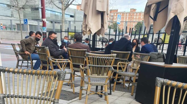 Imagen del vicepresidente de la Junta de Castilla y León y sus colaboradores en una terraza que han provocado la polémica