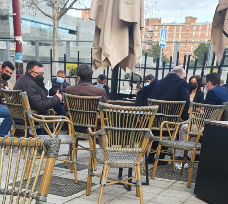 Los hosteleros indignados por las imágenes de Igea y diez personas más en una terraza