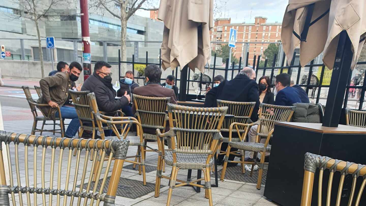 Imagen del vicepresidente de la Junta de Castilla y León y sus colaboradores en una terraza que han provocado la polémica