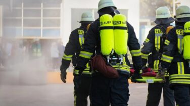 Las imágenes del espectacular incendio de un rascacielos en China