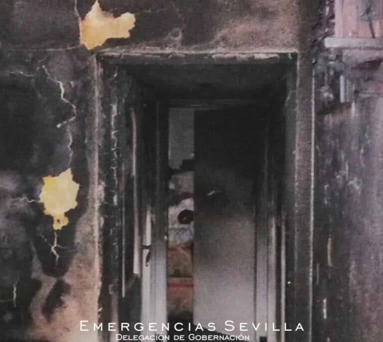 Mueren dos hermanos septuagenarios en el incendio de un piso en Sevilla