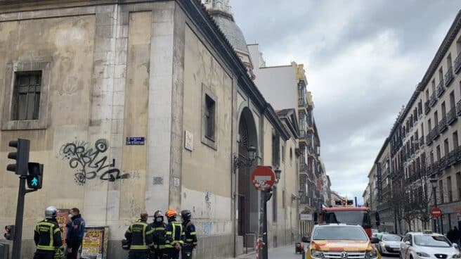 Los Bomberos actúan en el incendio en la parroquia de la calle Atocha.