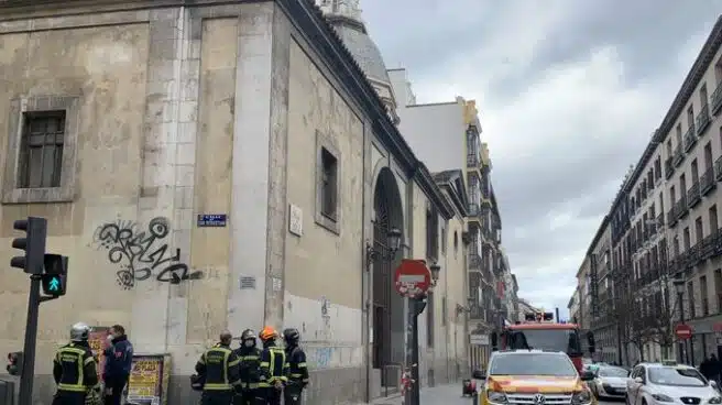 Los Bomberos extinguen un aparatoso incendio en una iglesia del centro de Madrid