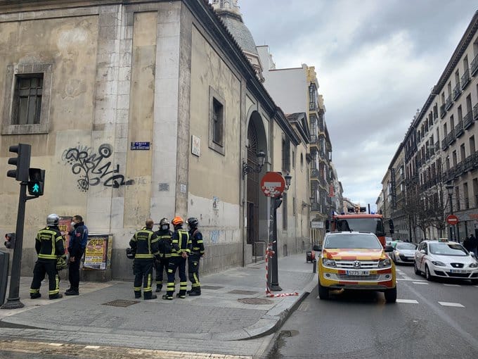 Los Bomberos actúan en el incendio en la parroquia de la calle Atocha.