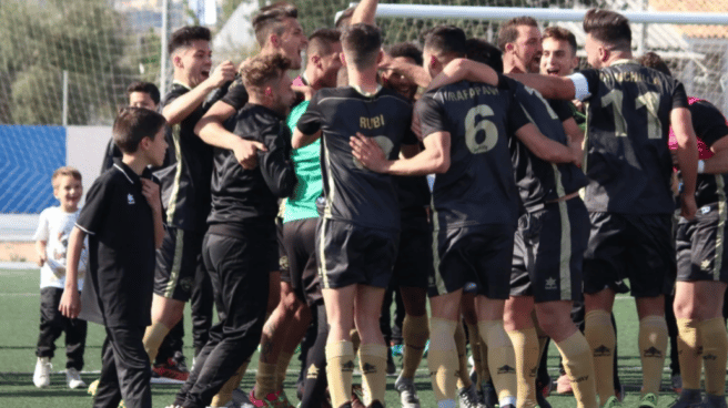 Los jugadores del Intercity celebran el ascenso a Tercera División