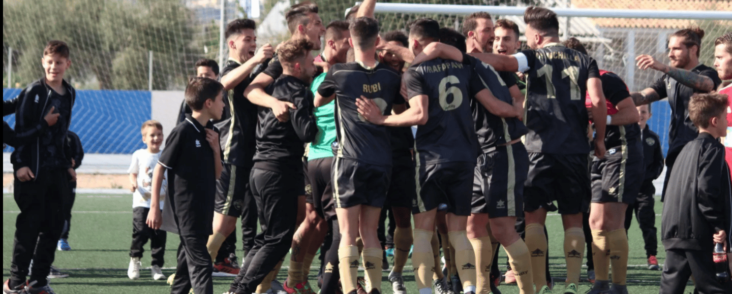 Los jugadores del Intercity celebran el ascenso a Tercera División