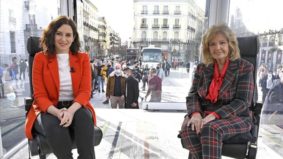 La presidenta de la Comunidad de Madrid, Isabel Díaz Ayuso, con María Teresa Campos, en el 'Campos Móvil'.