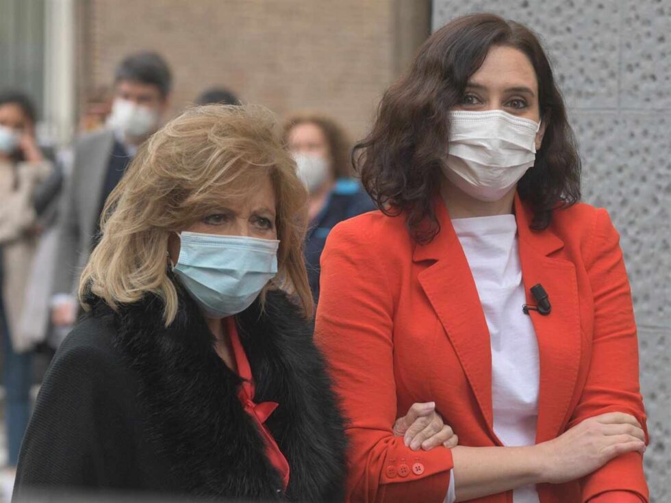 La presidenta de la Comunidad de Madrid, Isabel Díaz Ayuso, con María Teresa Campos, en el 'Campos Móvil'.