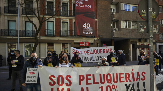 El Congreso reclama rebajar el IVA de las peluquerías sin el apoyo del Gobierno Profesionales del sector de la peluquería reclaman la rebaja del IVA del sector al 10%.