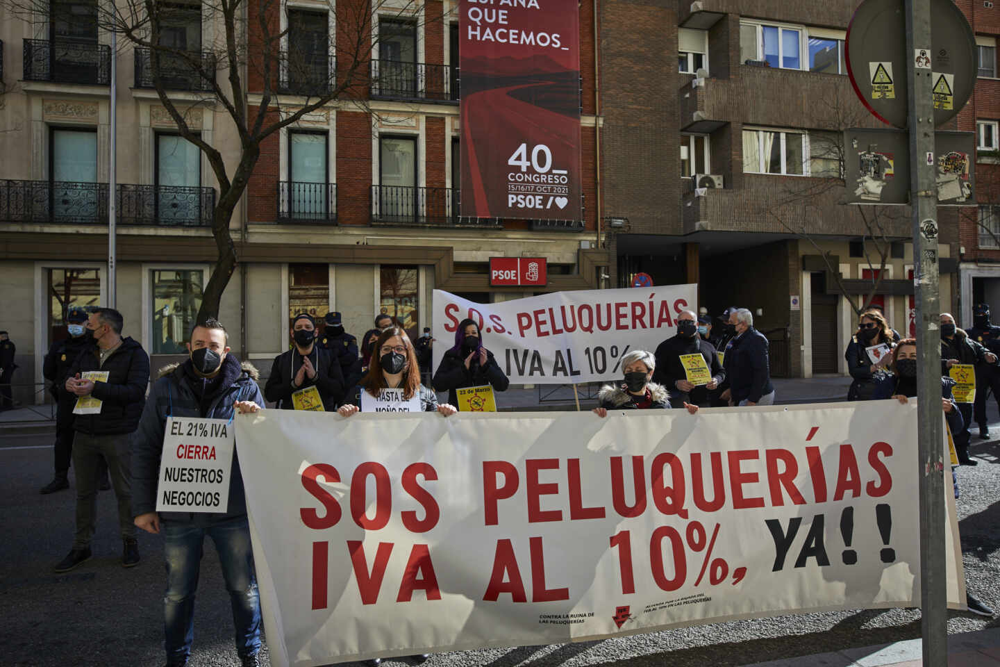 Profesionales del sector de la peluquería reclaman la rebaja del IVA del sector al 10%.