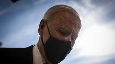 VÍDEO | Los tropiezos de Biden al subir al Air Force One