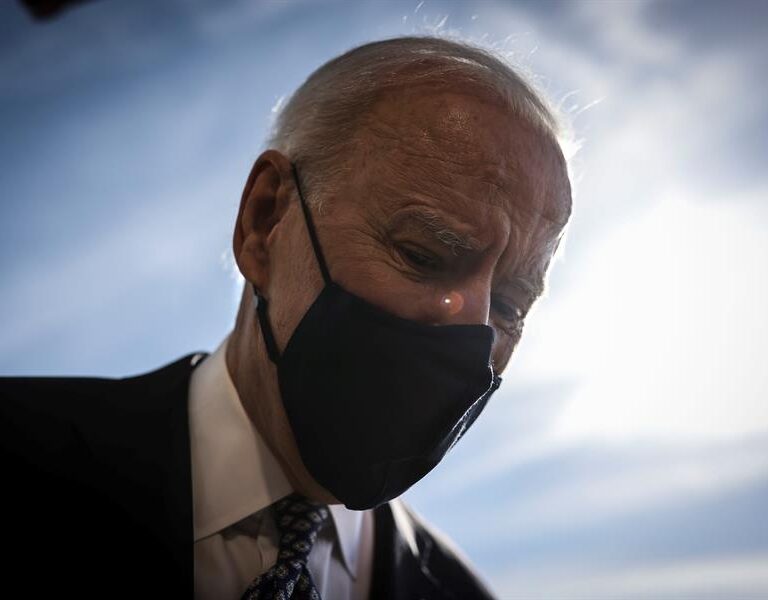 VÍDEO | Los tropiezos de Biden al subir al Air Force One