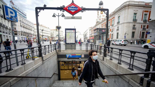 Un joven sale del Metro de Sol en Madrid.