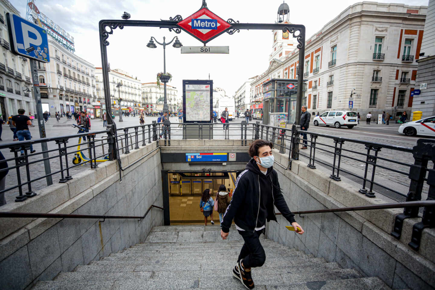 Un joven sale del Metro de Sol en Madrid.