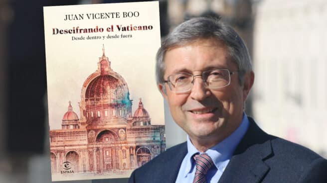 Imagen de Juan Vicente Boo con la portada de su libro Descifrando el Vaticano