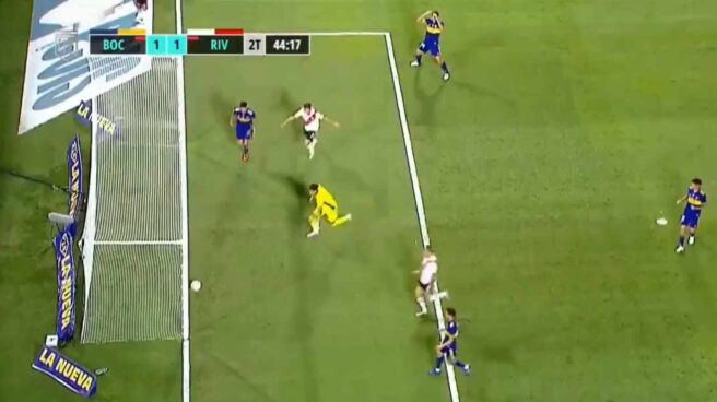 El Cali Izquierdoz, con las manos en la cabeza mientras el balón se dirige a la portería.