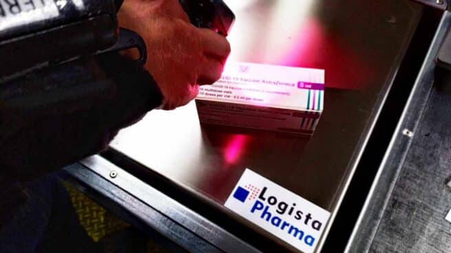 logista-pharma-contratos-sanidad Pesaje de una caja de vacunas de Astrazeneca en instalaciones de Logista Pharma.